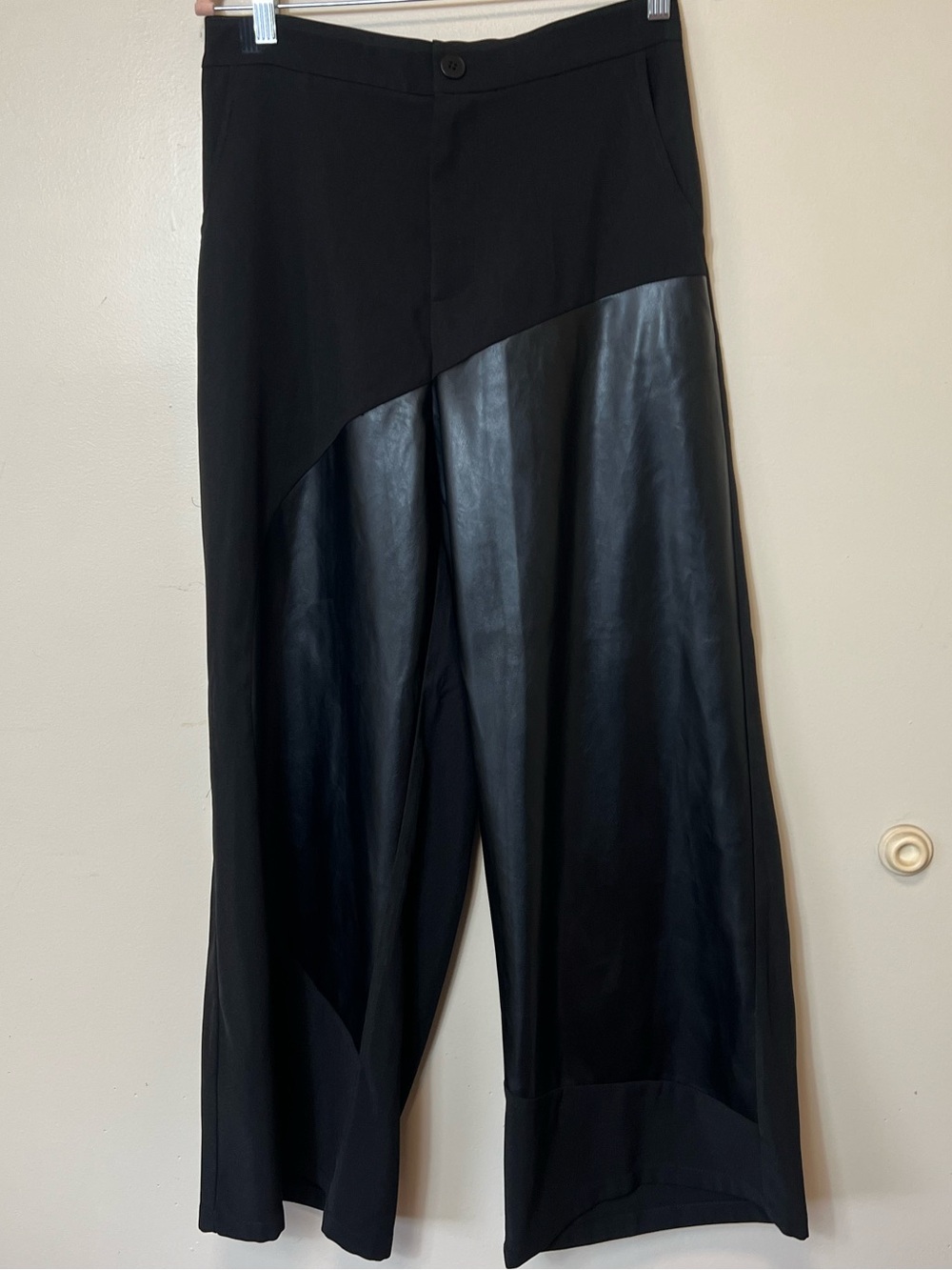 Micas Women’s Two-Tone Wide Leg Dress Pants. Black. Size Large. NWT
